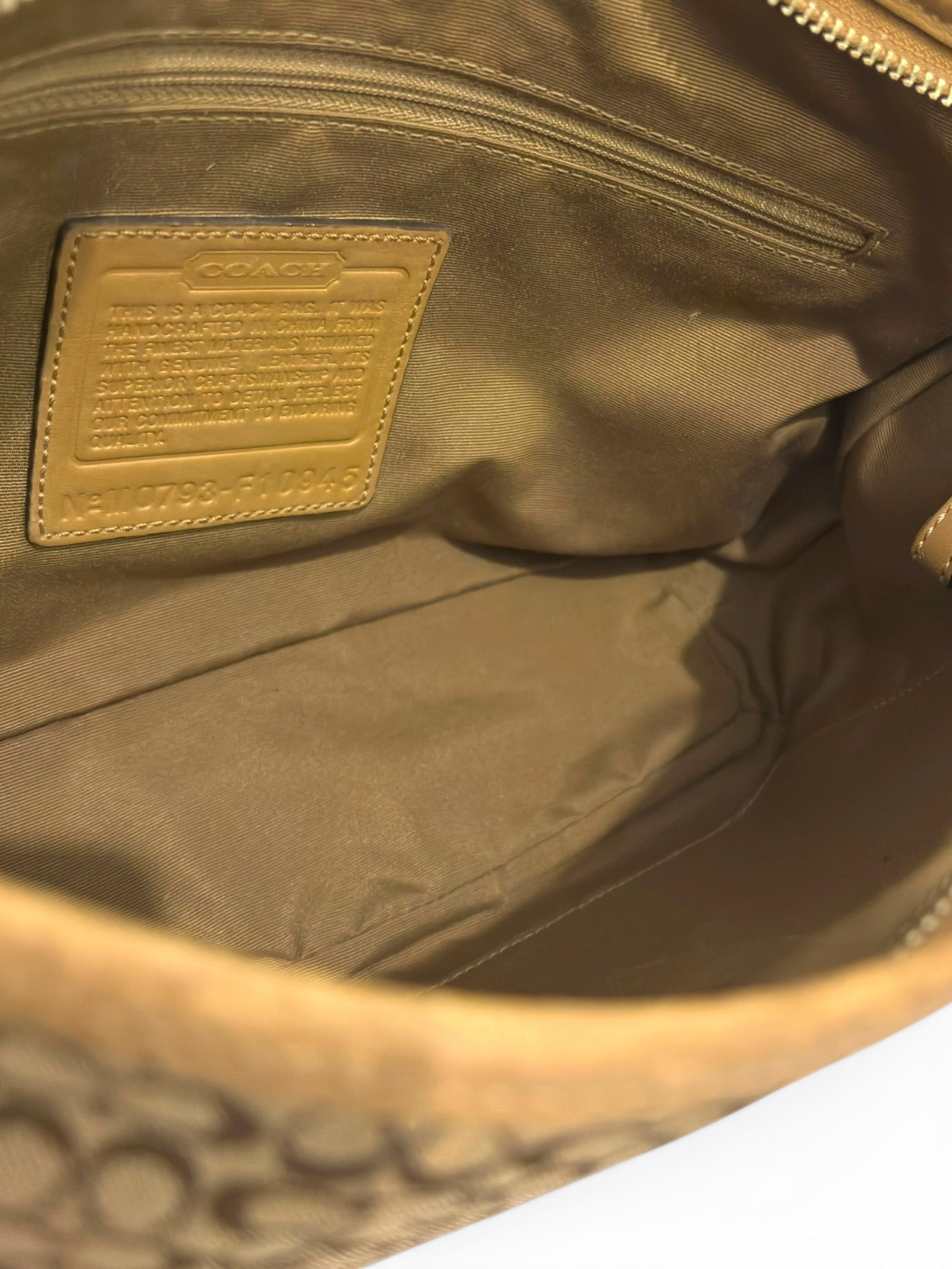 Coach Brown Tan Signature Canvas & Suede
Vintage Crossbody / Shoulder Bag