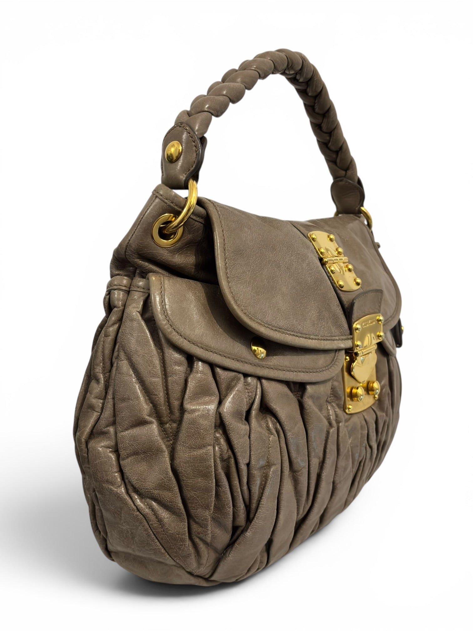 Miu Miu Vitello Lux Matelassé Coffer Hobo Taupe
Leather Gold Hardware Shoulder Bag