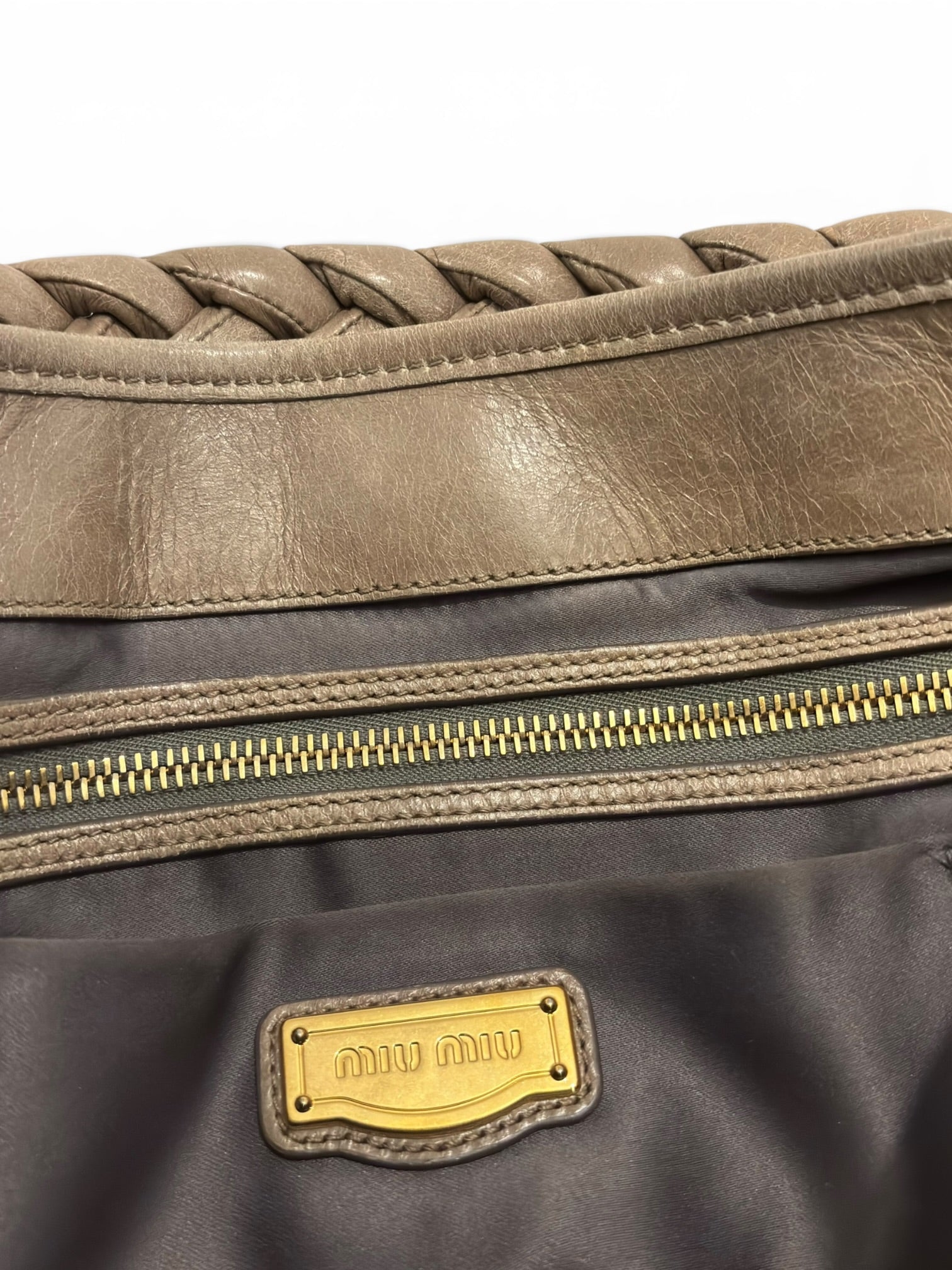 Miu Miu Vitello Lux Matelassé Coffer Hobo Taupe
Leather Gold Hardware Shoulder Bag