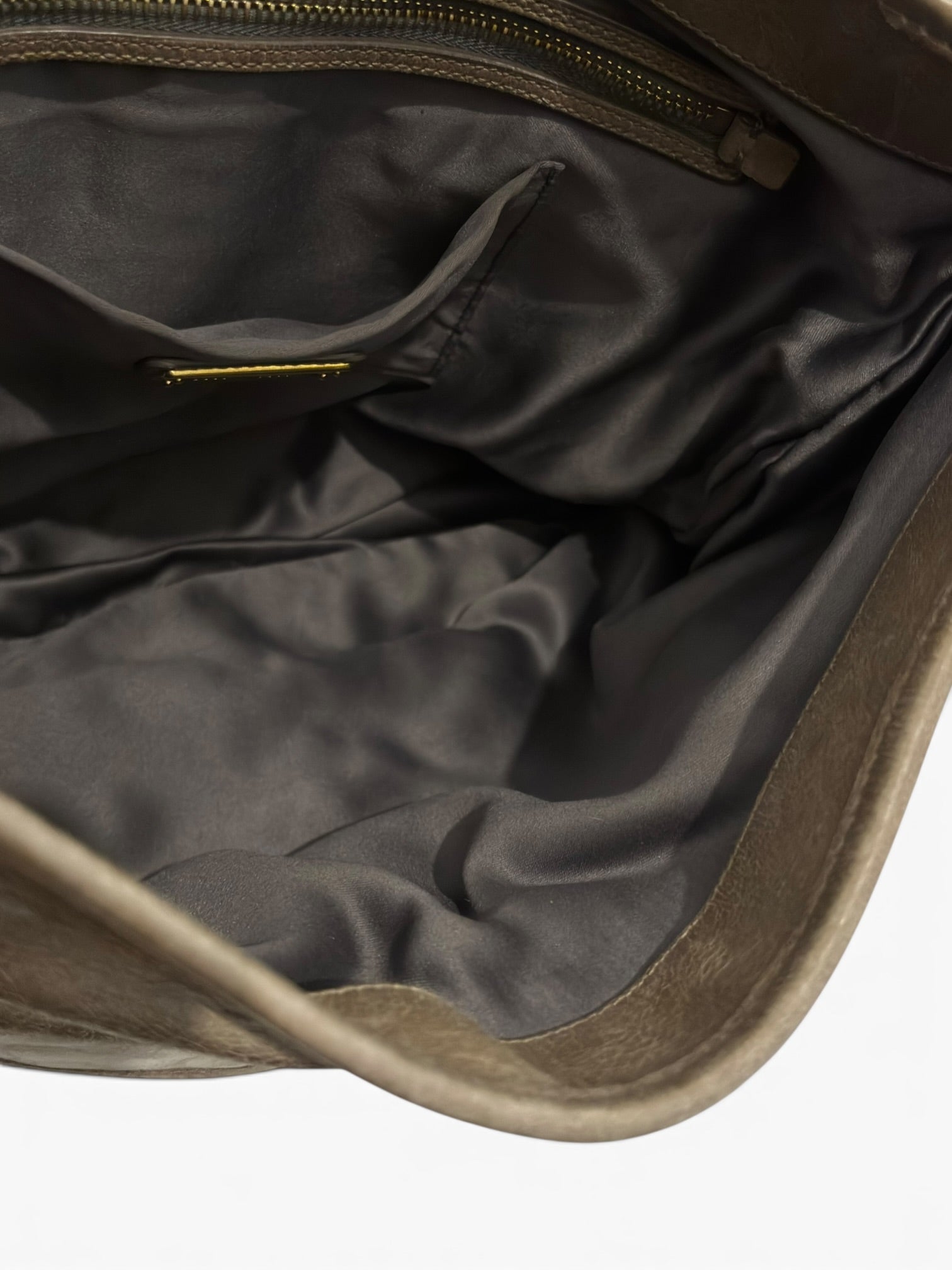 Miu Miu Vitello Lux Matelassé Coffer Hobo Taupe
Leather Gold Hardware Shoulder Bag