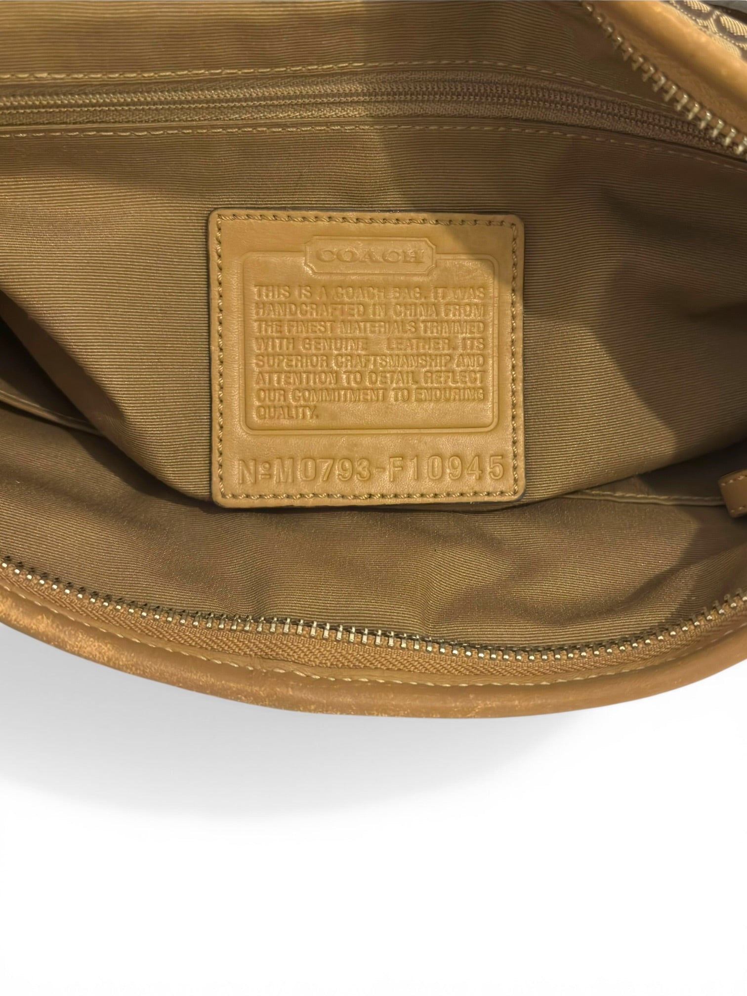 Coach Brown Tan Signature Canvas & Suede
Vintage Crossbody / Shoulder Bag