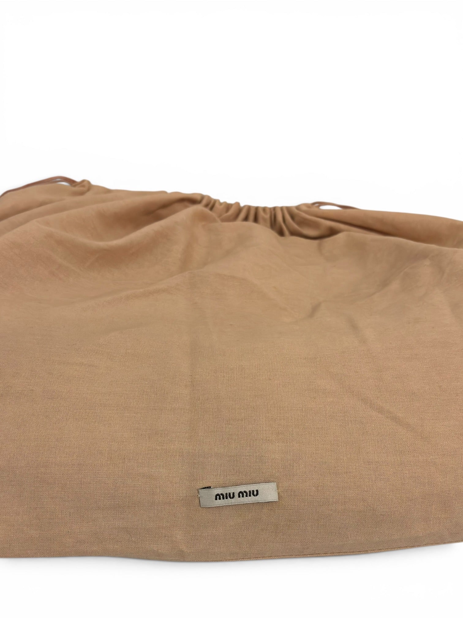 Miu Miu Vitello Lux Matelassé Coffer Hobo Taupe
Leather Gold Hardware Shoulder Bag