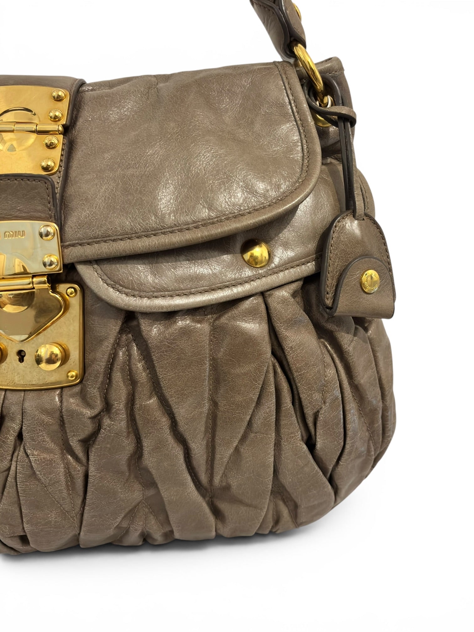 Miu Miu Vitello Lux Matelassé Coffer Hobo Taupe
Leather Gold Hardware Shoulder Bag