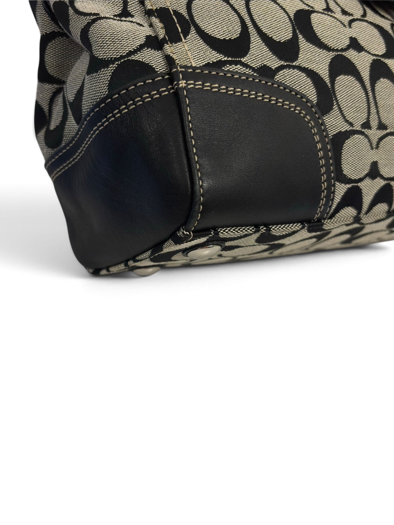 Vintage Coach Hamptons Bag Signature Canvas
Black Turnlock Shoulder Bag F13975