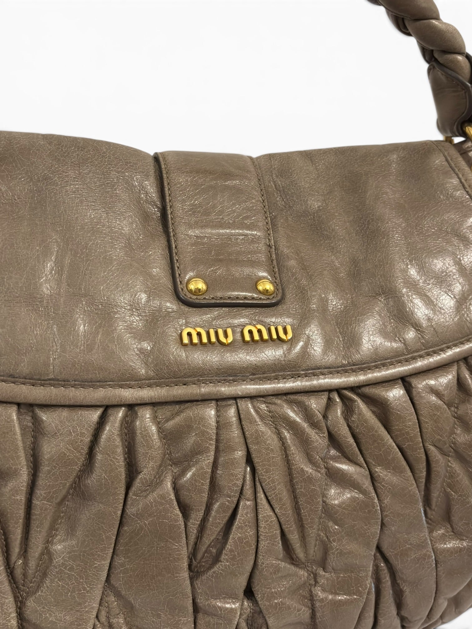 Miu Miu Vitello Lux Matelassé Coffer Hobo Taupe
Leather Gold Hardware Shoulder Bag
